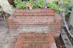 Baksteen-kunst op het graf van Cornelis Kruijswijk op Zorgvlied in Amsterdam
              <br/>
              Annemarieke Verheij, februari 2016